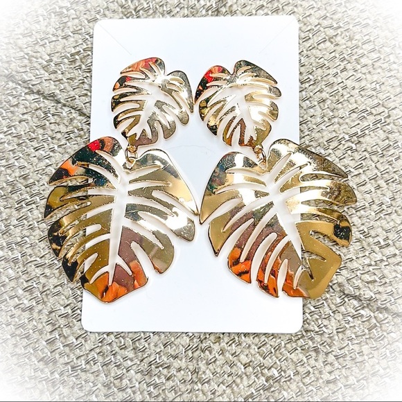 💕Beautiful Gold Plantain Leaves Fashion Earrings💕 - Picture 2 of 5